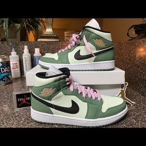 Nike Wmns Air Jordan 1 Mid SE 'Dutch Green'